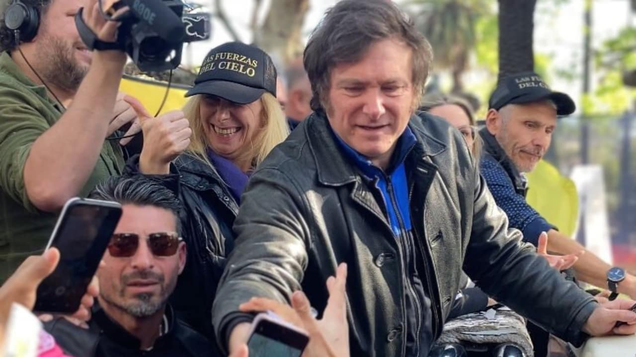 Javier Milei junto a "El Jefe, su hermana Karina. Javier Milei junto a "El Jefe, su hermana Karina.