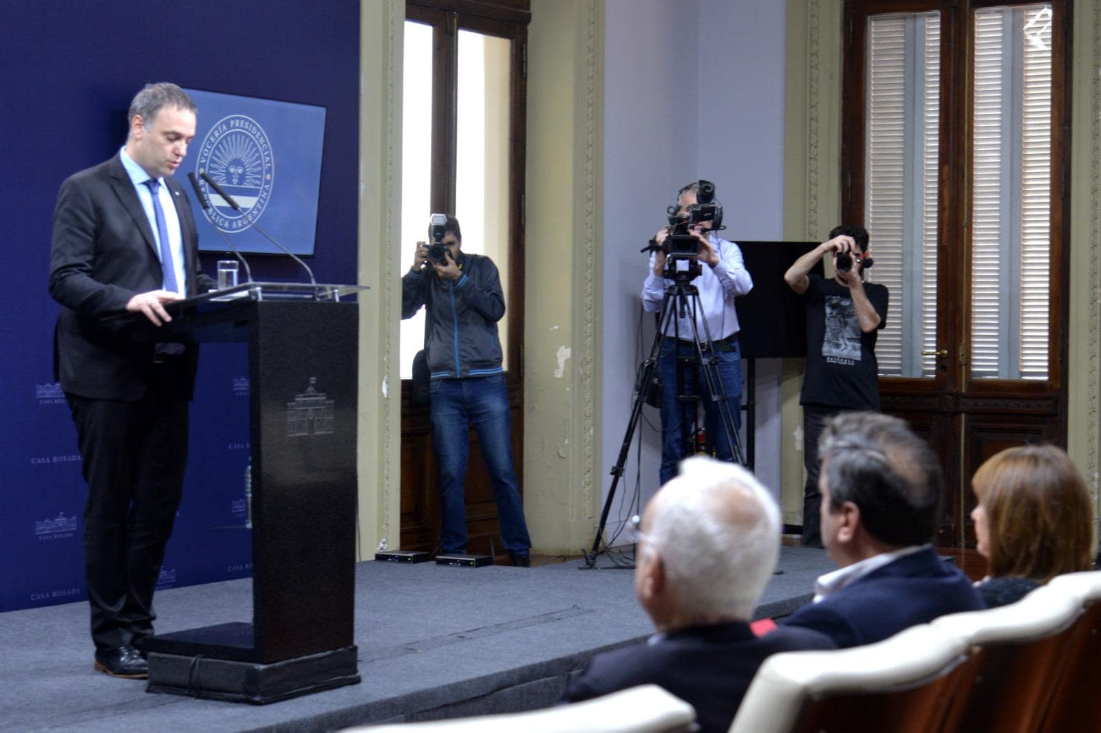 El gobierno anunció una reforma migratoria: más controles para residentes, aranceles en salud y educación y expulsión de delincuentes